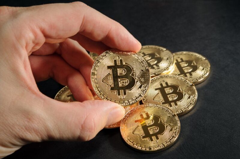 bitcoin-slides-to-$19k-amid-a-key-bullish-indicator,-according-to-a-renowned-economist