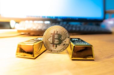 bloomberg-analyst:-crypto-supercycle-likely-on-as-btc-outperforms-gold