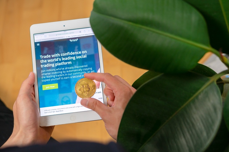 etoro-to-limit-us-customers’-access-to-four-major-cryptocurrencies