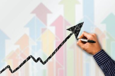 maker-(mkr)-outperforms-top-coins-with-12%-increase-a-day,-will-it-test-$1,100?