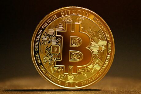bitcoin-short-term-holders-continue-exchange-inflows,-but-price-holds-on