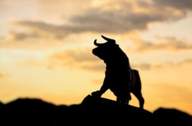 bitcoin-sharks-and-whales-go-on-$2.15-billion-buying-spree,-is-it-time-to-sell?