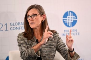 ark-invest’s-ceo-says-sec-could-approve-multiple-spot-bitcoin-etfs-simultaneously