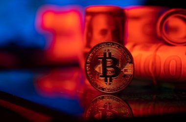 bitcoin-weekly-chart-completes-double-top:-market-shifts-ahead?