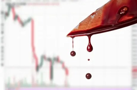crypto’s-six-week-bleed-out:-xrp-and-solana-defy-the-outflow-downtrend