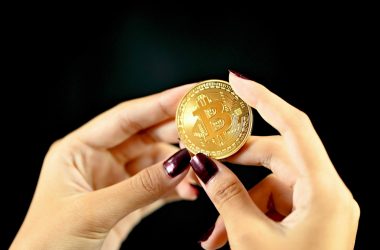 bitcoin-vs-gold:-bernstein-analyst-gautam-chhugani-picks-a-side