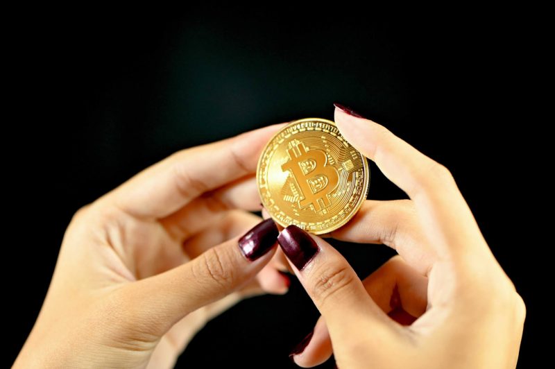 bitcoin-vs-gold:-bernstein-analyst-gautam-chhugani-picks-a-side