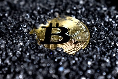 market-jolt:-bitcoin-falls-below-$42,000-as-short-term-holders-rush-to-cash-in