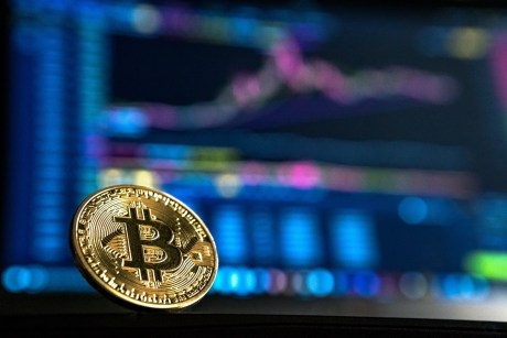 bitcoin’s-rollercoaster:-surges-then-faces-sudden-dip-as-options-expiry-looms
