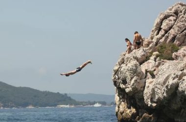 xrp-price-drops-after-massive-whale-dump,-casting-doubt-on-$1-target-in-april
