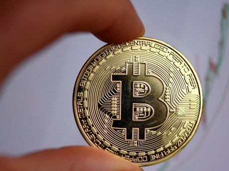 bitcoin,-altcoins-price-decline-as-crypto-liquidations-near-$900-million-in-the-past-day