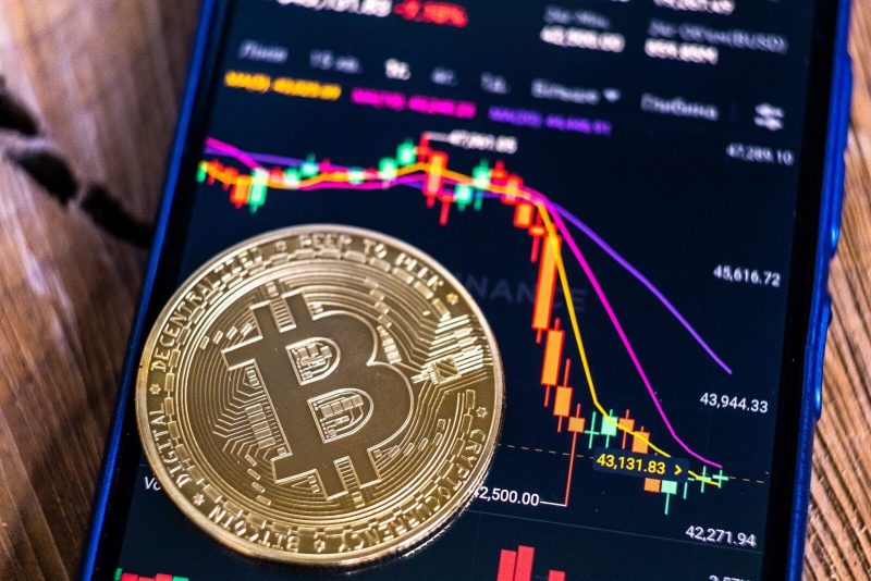 btc-slips-amid-debut-for-hong-kong-spot-etfs