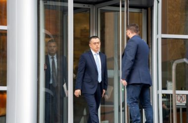 breaking:-former-binance-ceo-cz-behind-bars:-sentenced-to-jail-for-4-months