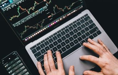 xrp-declares-war-on-uncertainty:-analyst-predicts-breakout-fueled-by-regulation