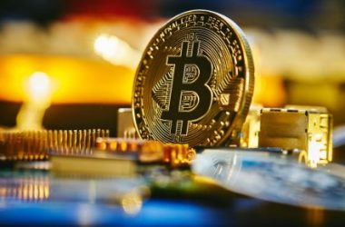 bitcoin-bearish-flag-pattern-says-crash-is-far-from-over-despite-crash-to-$91,000