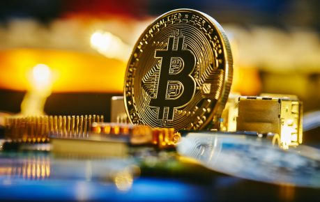 bitcoin-bearish-flag-pattern-says-crash-is-far-from-over-despite-crash-to-$91,000