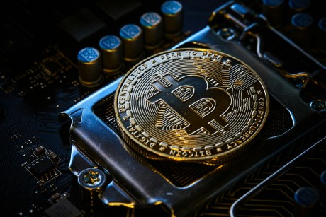 bitcoin-peak-yet-to-come:-analysts-share-2025-bull-market-predictions