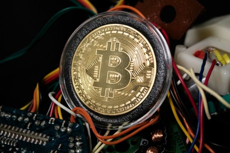 bitcoin-weekly-ppo-turns-red-at-$102,000,-what-it-means-for-the-bull-market