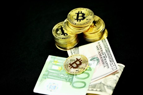 bitcoin-at-risk?-analyst-says-breaking-this-price-level-could-spark-significant-volatility