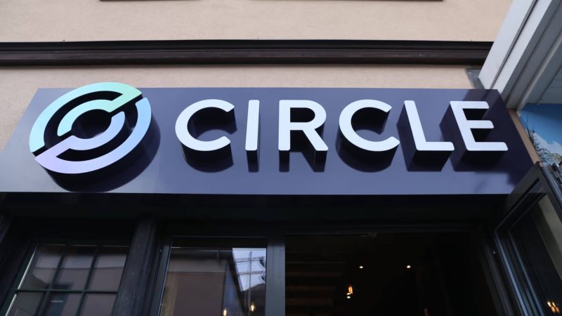 circle-raises-$1.1-billion-in-upsized-ipo,-prices-shares-at-$31