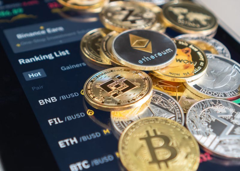 altcoins-soar,-bitcoin-stalls-as-fed-rate-cut-speculation-hits-fever-pitch