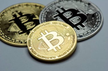 bitcoin-prepares-for-make-or-break-move-as-textbook-triangle-meets-tight-range