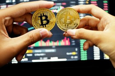 bitcoin-holds-near-$119,000-as-lower-leverage-reduces-correction-risk