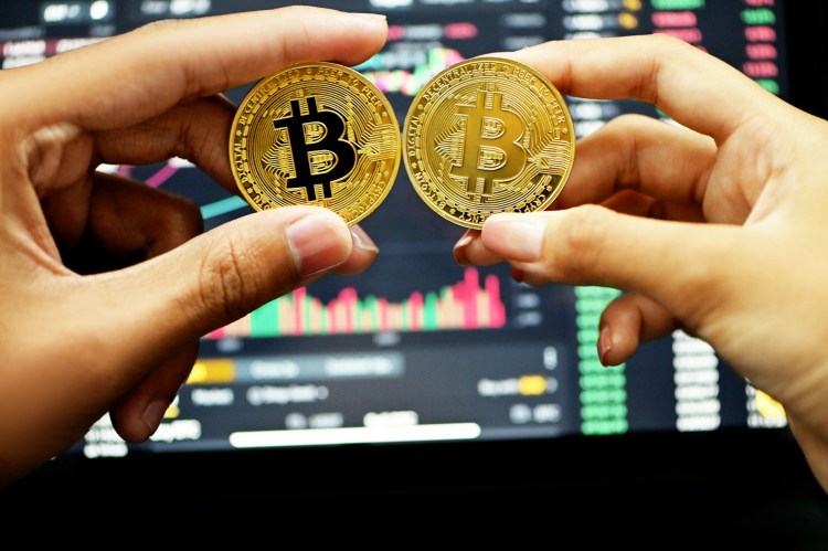 bitcoin-holds-near-$119,000-as-lower-leverage-reduces-correction-risk