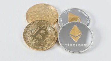 bitcoin-slides,-ether,-xrp,-dogecoin-move-lower-ahead-of-fed-chair’s-final-jackson-hole-speech