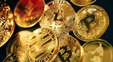 crypto-markets-tumble-amid-us-regional-bank-stress,-prolonged-government-shutdown